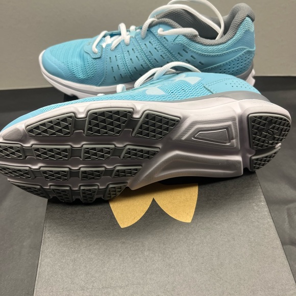 Women’s Under Armour Brand New in box - Size 6.5 - Picture 6 of 8
